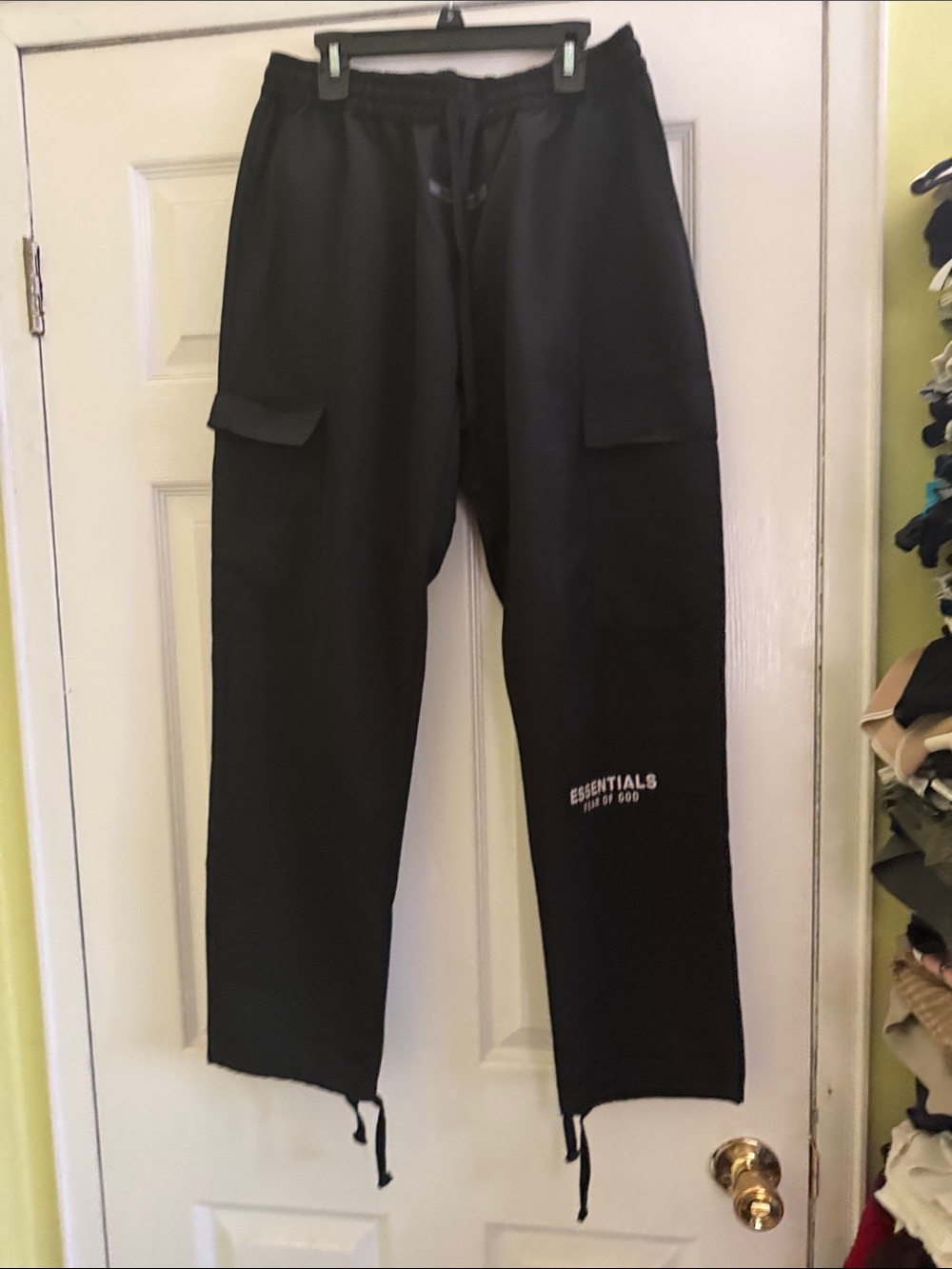 MEN’s ESSENTIALS Men’s Black Nylon Cargo Sweatpants size MEDIUM (30-33)